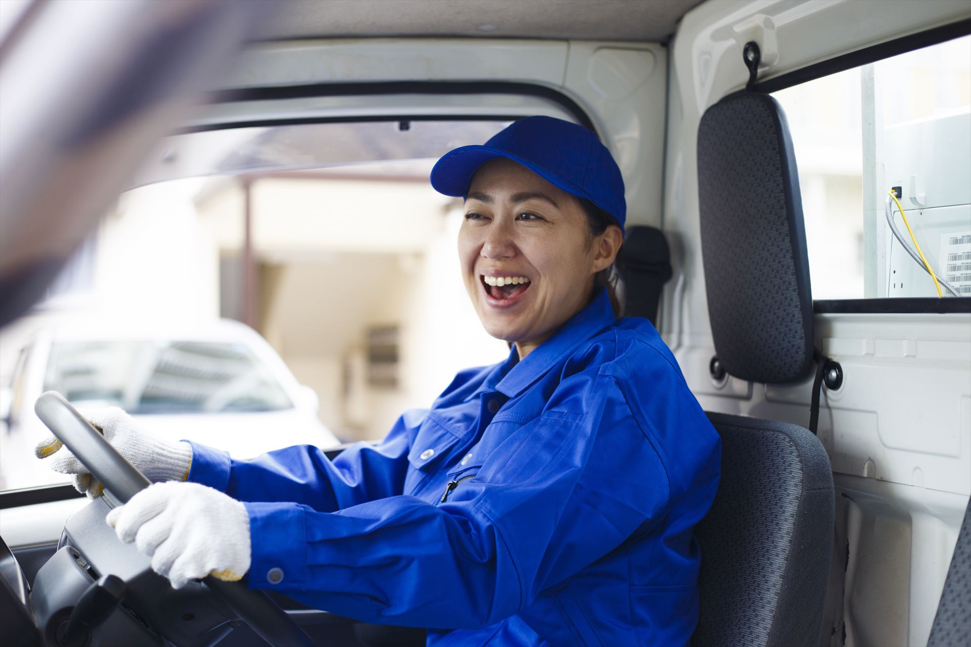 トラックを運転する女性スタッフ (2) (1)